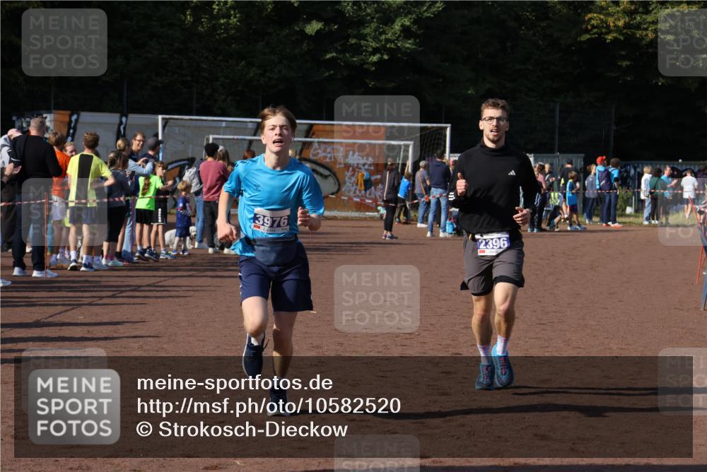 27.09.2026 - 35. Volkslauf durch das schöne Alstertal Strokosch-Dieckow http://msf.ph/oto/10582520 27.09.2026 11:17:34 Ziel 2396, 3976, 3997 meine-sportfotos.de