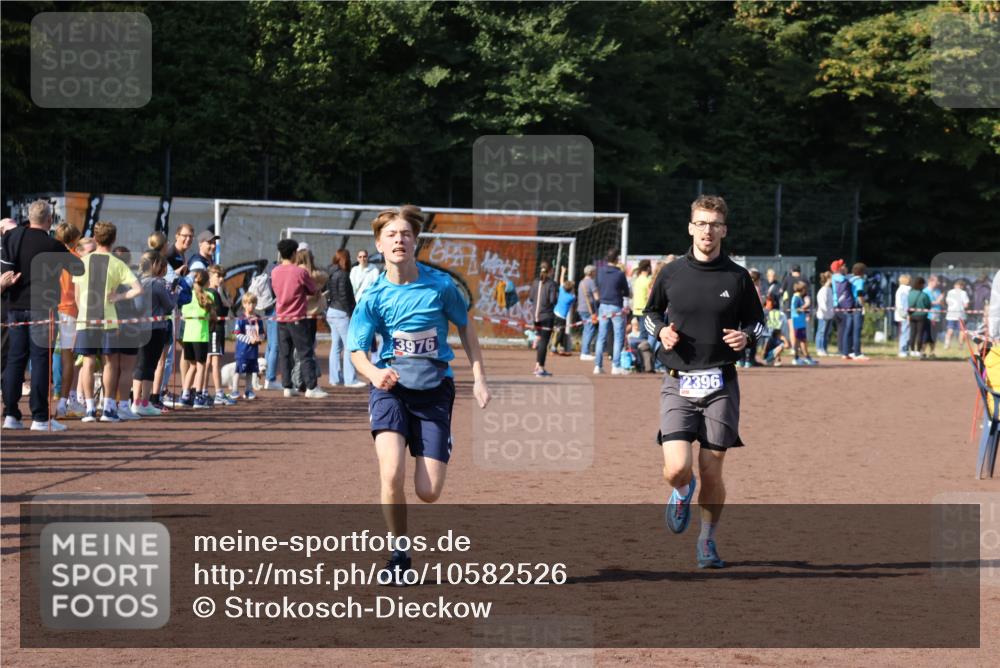 27.09.2026 - 35. Volkslauf durch das schöne Alstertal Strokosch-Dieckow http://msf.ph/oto/10582526 27.09.2026 11:17:34 Ziel 2396, 3976, 3997 meine-sportfotos.de