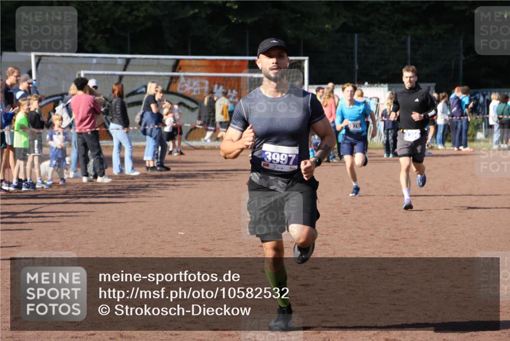 27.09.2026 - 35. Volkslauf durch das schöne Alstertal Strokosch-Dieckow http://msf.ph/oto/10582532 27.09.2026 11:17:30 Ziel 2396, 3968, 3976, 3997 meine-sportfotos.de