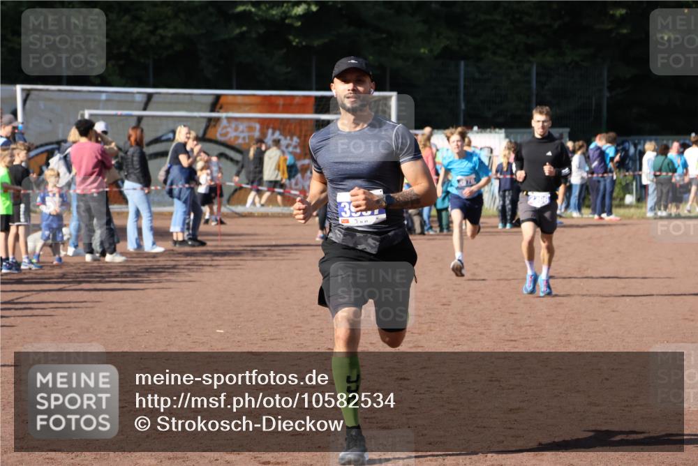 27.09.2026 - 35. Volkslauf durch das schöne Alstertal Strokosch-Dieckow http://msf.ph/oto/10582534 27.09.2026 11:17:30 Ziel 2396, 3968, 3976, 3997 meine-sportfotos.de