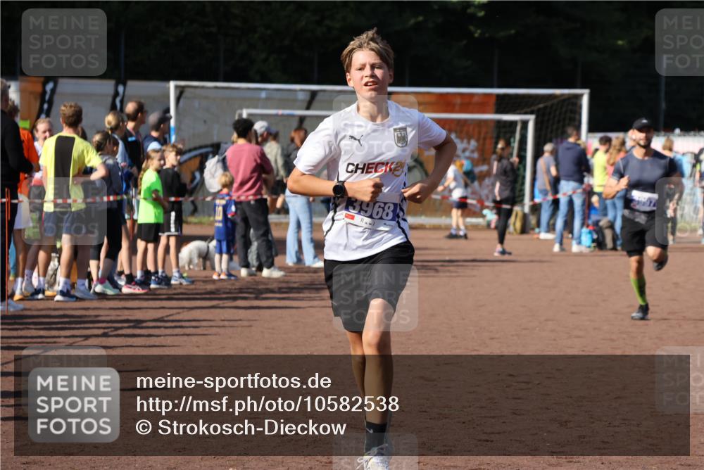 27.09.2026 - 35. Volkslauf durch das schöne Alstertal Strokosch-Dieckow http://msf.ph/oto/10582538 27.09.2026 11:17:27 Ziel 2396, 3968, 3976, 3997 meine-sportfotos.de