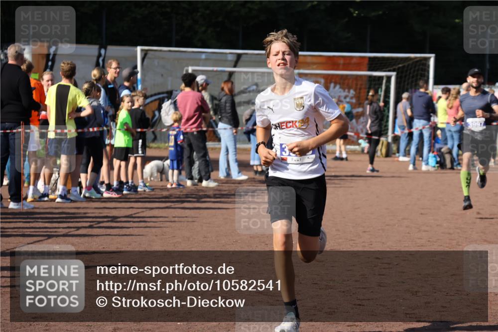 27.09.2026 - 35. Volkslauf durch das schöne Alstertal Strokosch-Dieckow http://msf.ph/oto/10582541 27.09.2026 11:17:26 Ziel 3144, 3968, 3997 meine-sportfotos.de