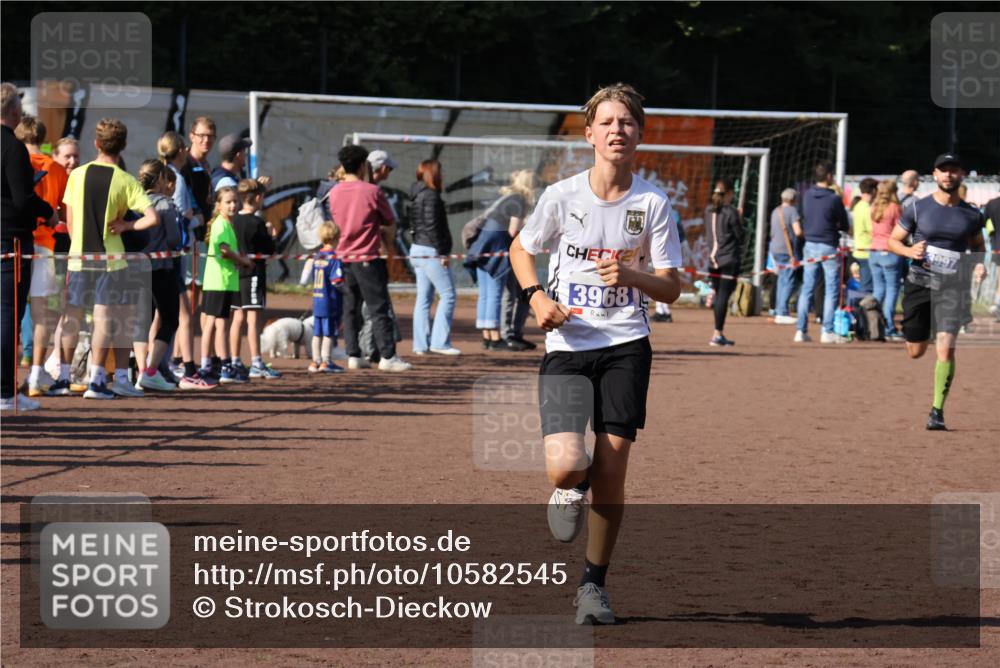 27.09.2026 - 35. Volkslauf durch das schöne Alstertal Strokosch-Dieckow http://msf.ph/oto/10582545 27.09.2026 11:17:26 Ziel 3144, 3968, 3997 meine-sportfotos.de