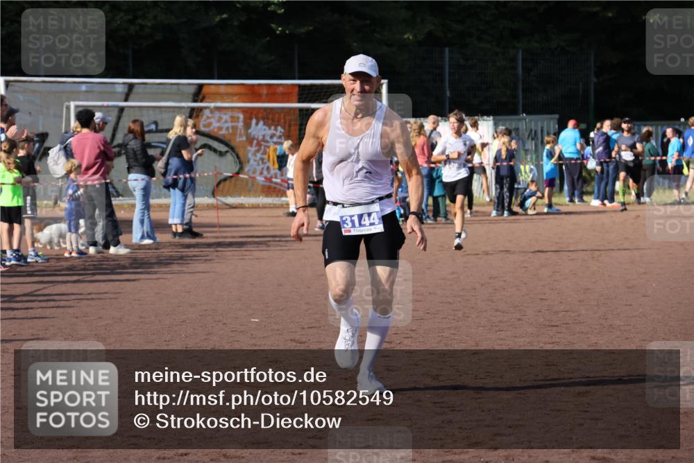 27.09.2026 - 35. Volkslauf durch das schöne Alstertal Strokosch-Dieckow http://msf.ph/oto/10582549 27.09.2026 11:17:21 Ziel 3144, 3968 meine-sportfotos.de