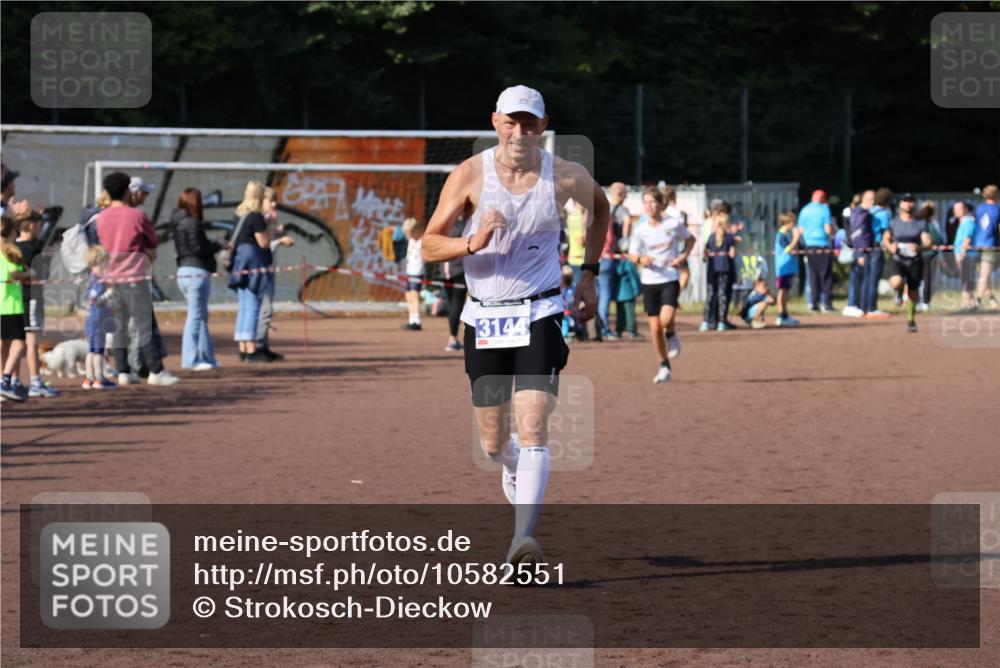 27.09.2026 - 35. Volkslauf durch das schöne Alstertal Strokosch-Dieckow http://msf.ph/oto/10582551 27.09.2026 11:17:20 Ziel 3144, 3968 meine-sportfotos.de