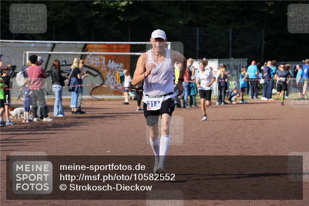27.09.2026 - 35. Volkslauf durch das schöne Alstertal Strokosch-Dieckow http://msf.ph/oto/10582552 27.09.2026 11:17:20 Ziel 3144, 3968 meine-sportfotos.de
