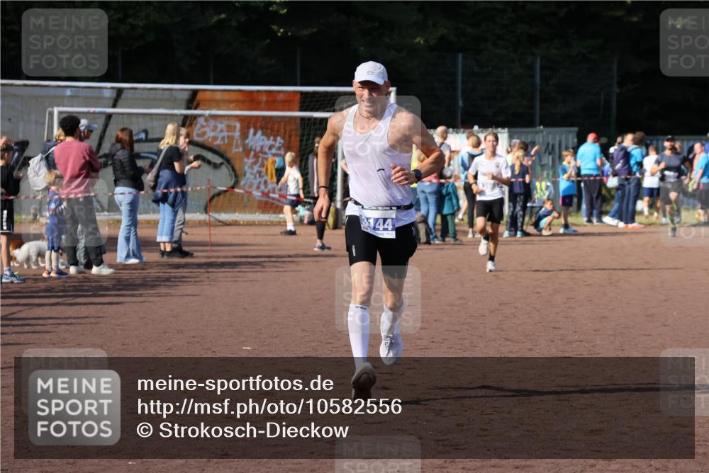 27.09.2026 - 35. Volkslauf durch das schöne Alstertal Strokosch-Dieckow http://msf.ph/oto/10582556 27.09.2026 11:17:20 Ziel 3144, 3968 meine-sportfotos.de