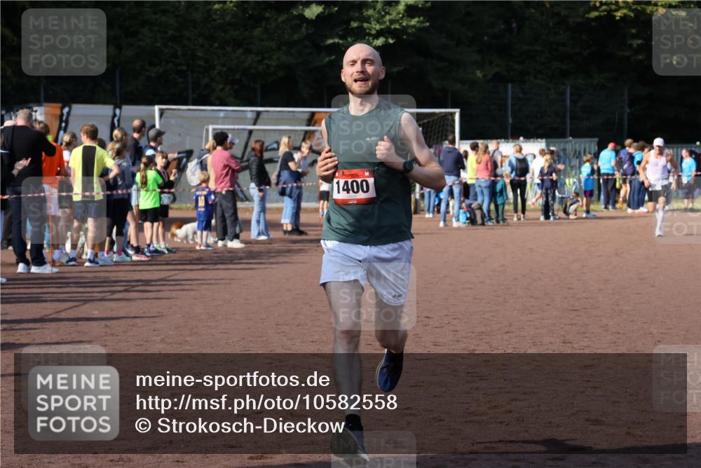 27.09.2026 - 35. Volkslauf durch das schöne Alstertal Strokosch-Dieckow http://msf.ph/oto/10582558 27.09.2026 11:17:14 Ziel 1400, 3144 meine-sportfotos.de