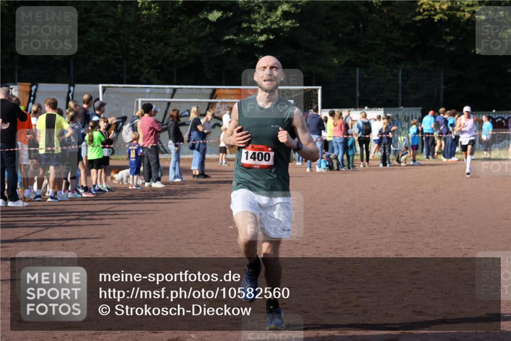 27.09.2026 - 35. Volkslauf durch das schöne Alstertal Strokosch-Dieckow http://msf.ph/oto/10582560 27.09.2026 11:17:13 Ziel 1400, 3342 meine-sportfotos.de