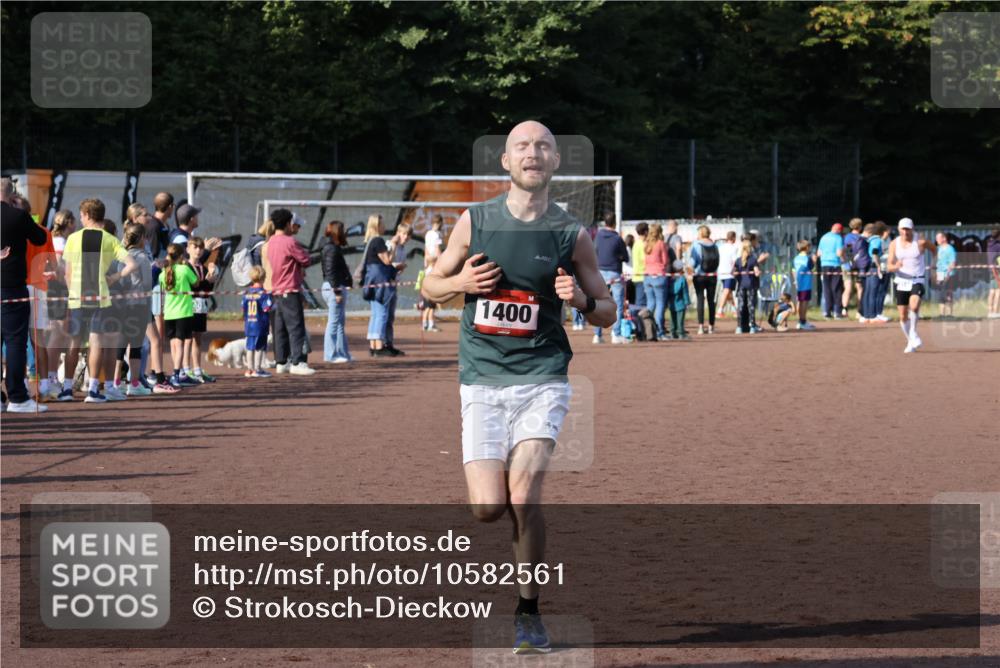27.09.2026 - 35. Volkslauf durch das schöne Alstertal Strokosch-Dieckow http://msf.ph/oto/10582561 27.09.2026 11:17:13 Ziel 1400, 3342 meine-sportfotos.de