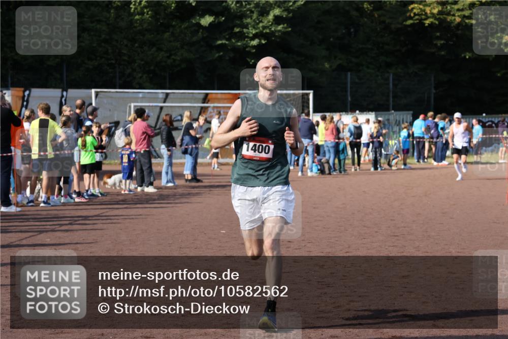 27.09.2026 - 35. Volkslauf durch das schöne Alstertal Strokosch-Dieckow http://msf.ph/oto/10582562 27.09.2026 11:17:13 Ziel 1400, 3342 meine-sportfotos.de