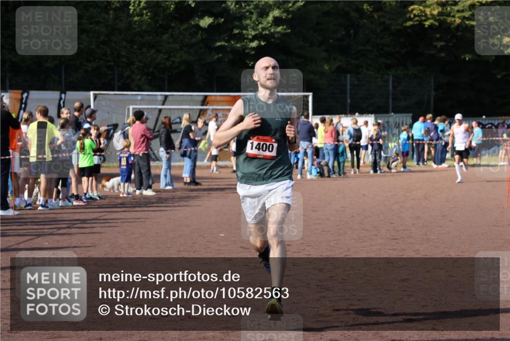 27.09.2026 - 35. Volkslauf durch das schöne Alstertal Strokosch-Dieckow http://msf.ph/oto/10582563 27.09.2026 11:17:13 Ziel 1400, 3342 meine-sportfotos.de
