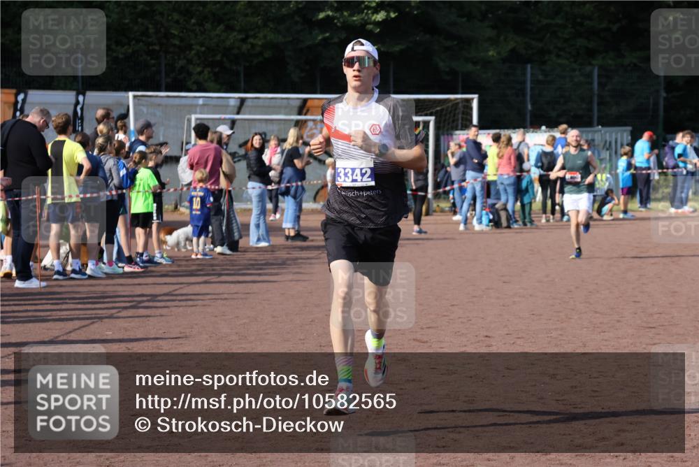 27.09.2026 - 35. Volkslauf durch das schöne Alstertal Strokosch-Dieckow http://msf.ph/oto/10582565 27.09.2026 11:17:08 Ziel 1400, 3342 meine-sportfotos.de