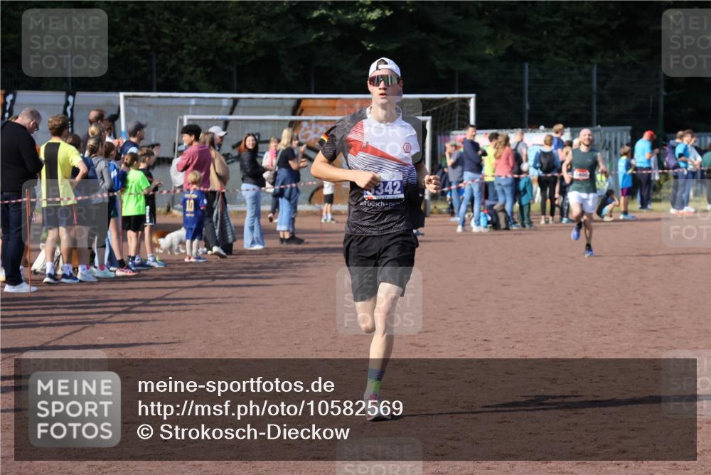 27.09.2026 - 35. Volkslauf durch das schöne Alstertal Strokosch-Dieckow http://msf.ph/oto/10582569 27.09.2026 11:17:08 Ziel 1400, 3342 meine-sportfotos.de