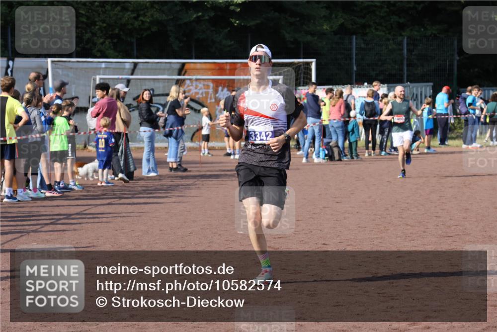 27.09.2026 - 35. Volkslauf durch das schöne Alstertal Strokosch-Dieckow http://msf.ph/oto/10582574 27.09.2026 11:17:07 Ziel 1400, 3342 meine-sportfotos.de