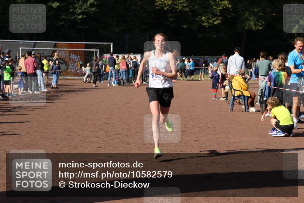 27.09.2026 - 35. Volkslauf durch das schöne Alstertal Strokosch-Dieckow http://msf.ph/oto/10582579 27.09.2026 11:16:45 Ziel 3302, 3325, 3991 meine-sportfotos.de