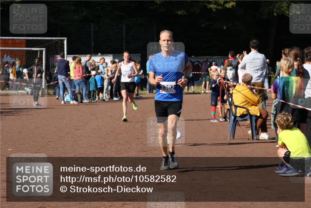 27.09.2026 - 35. Volkslauf durch das schöne Alstertal Strokosch-Dieckow http://msf.ph/oto/10582582 27.09.2026 11:16:40 Ziel 3302, 3325, 3991 meine-sportfotos.de