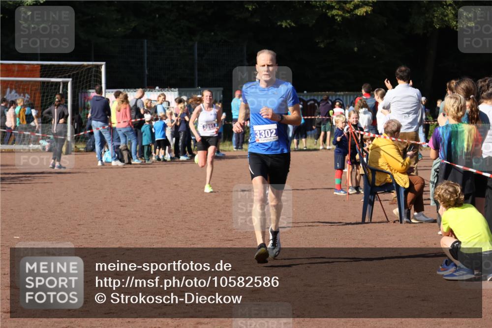 27.09.2026 - 35. Volkslauf durch das schöne Alstertal Strokosch-Dieckow http://msf.ph/oto/10582586 27.09.2026 11:16:39 Ziel 3302, 3325, 3991 meine-sportfotos.de