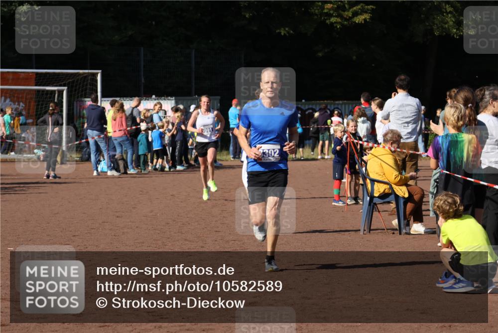 27.09.2026 - 35. Volkslauf durch das schöne Alstertal Strokosch-Dieckow http://msf.ph/oto/10582589 27.09.2026 11:16:39 Ziel 3302, 3325, 3991 meine-sportfotos.de