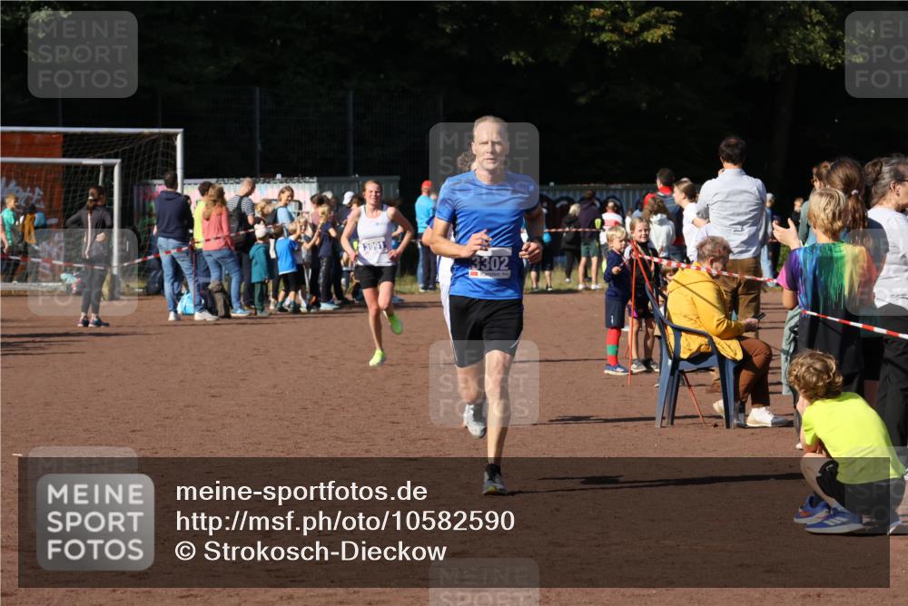 27.09.2026 - 35. Volkslauf durch das schöne Alstertal Strokosch-Dieckow http://msf.ph/oto/10582590 27.09.2026 11:16:39 Ziel 3302, 3325, 3991 meine-sportfotos.de