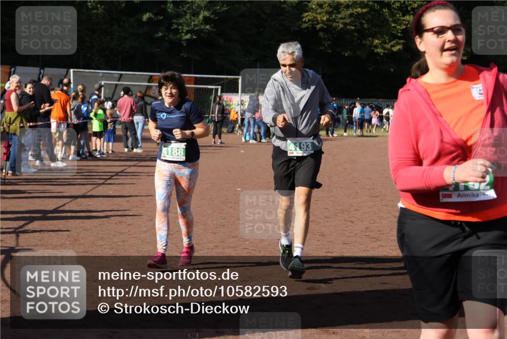 27.09.2026 - 35. Volkslauf durch das schöne Alstertal Strokosch-Dieckow http://msf.ph/oto/10582593 27.09.2026 11:16:15 Ziel 4188, 4192, 4193 meine-sportfotos.de