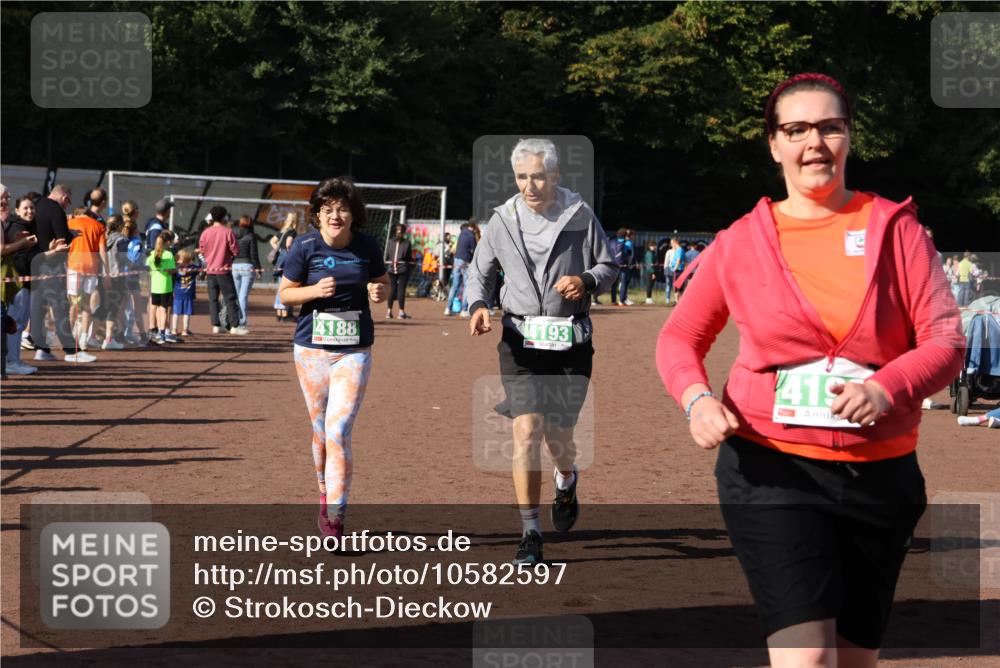 27.09.2026 - 35. Volkslauf durch das schöne Alstertal Strokosch-Dieckow http://msf.ph/oto/10582597 27.09.2026 11:16:15 Ziel 4188, 4192, 4193 meine-sportfotos.de