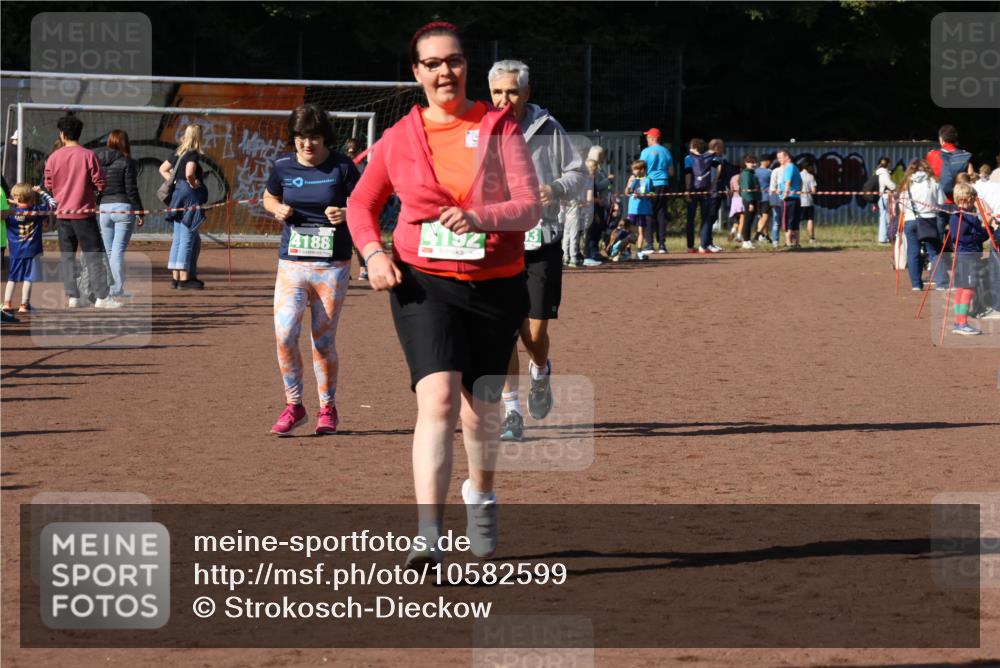 27.09.2026 - 35. Volkslauf durch das schöne Alstertal Strokosch-Dieckow http://msf.ph/oto/10582599 27.09.2026 11:16:12 Ziel 3277, 4188, 4192, 4193 meine-sportfotos.de