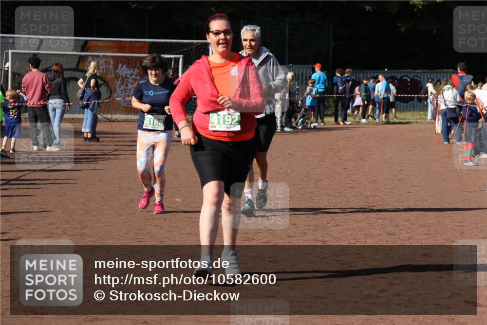 27.09.2026 - 35. Volkslauf durch das schöne Alstertal Strokosch-Dieckow http://msf.ph/oto/10582600 27.09.2026 11:16:12 Ziel 3277, 4188, 4192, 4193 meine-sportfotos.de