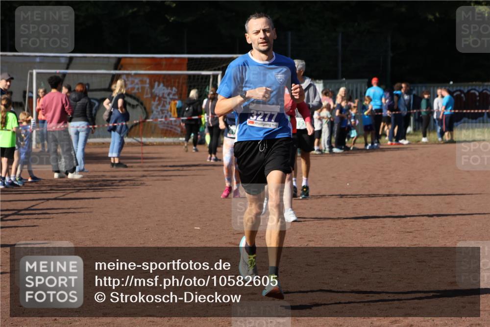 27.09.2026 - 35. Volkslauf durch das schöne Alstertal Strokosch-Dieckow http://msf.ph/oto/10582605 27.09.2026 11:16:08 Ziel 3277, 4188, 4192, 4193 meine-sportfotos.de