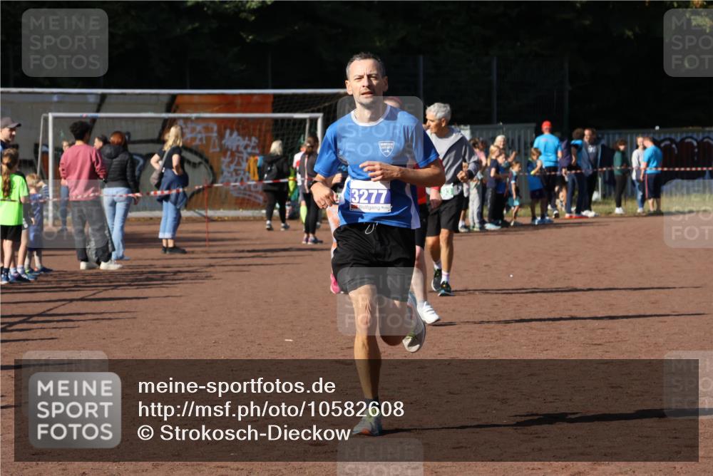 27.09.2026 - 35. Volkslauf durch das schöne Alstertal Strokosch-Dieckow http://msf.ph/oto/10582608 27.09.2026 11:16:08 Ziel 3277, 4188, 4192, 4193 meine-sportfotos.de