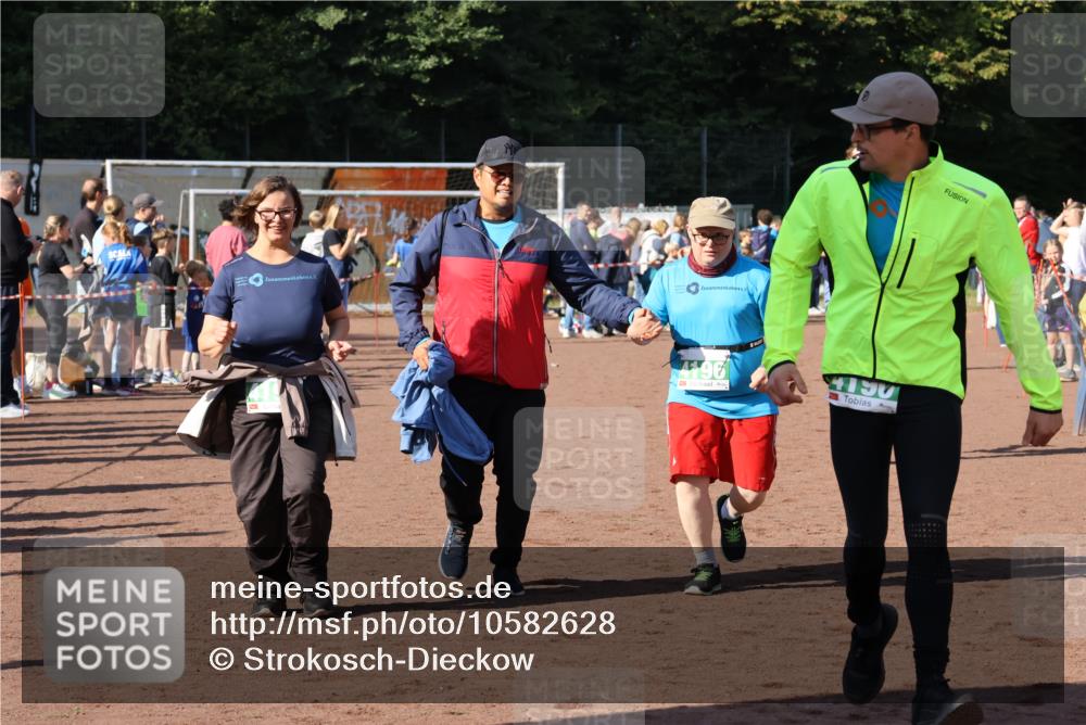 27.09.2026 - 35. Volkslauf durch das schöne Alstertal Strokosch-Dieckow http://msf.ph/oto/10582628 27.09.2026 11:15:30 Ziel 3231, 3261, 4190, 4196, 4197 meine-sportfotos.de