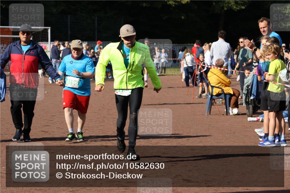 27.09.2026 - 35. Volkslauf durch das schöne Alstertal Strokosch-Dieckow http://msf.ph/oto/10582630 27.09.2026 11:15:29 Ziel 3231, 3261, 4190, 4196, 4197 meine-sportfotos.de