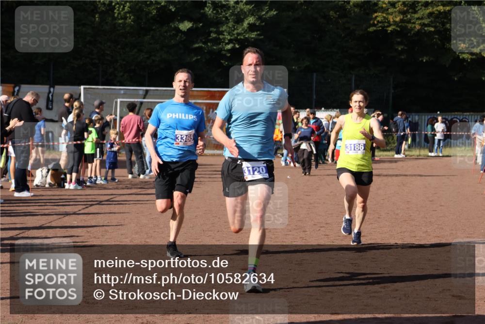 27.09.2026 - 35. Volkslauf durch das schöne Alstertal Strokosch-Dieckow http://msf.ph/oto/10582634 27.09.2026 11:15:17 Ziel 3120, 3186, 3365 meine-sportfotos.de