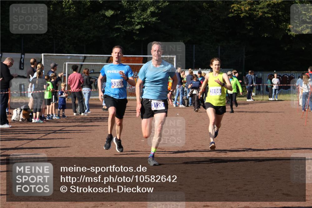 27.09.2026 - 35. Volkslauf durch das schöne Alstertal Strokosch-Dieckow http://msf.ph/oto/10582642 27.09.2026 11:15:16 Ziel 3120, 3186, 3365 meine-sportfotos.de