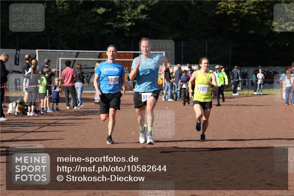 27.09.2026 - 35. Volkslauf durch das schöne Alstertal Strokosch-Dieckow http://msf.ph/oto/10582644 27.09.2026 11:15:16 Ziel 3120, 3186, 3365 meine-sportfotos.de