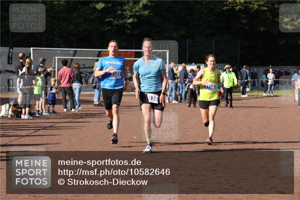 27.09.2026 - 35. Volkslauf durch das schöne Alstertal Strokosch-Dieckow http://msf.ph/oto/10582646 27.09.2026 11:15:16 Ziel 3120, 3186, 3365 meine-sportfotos.de