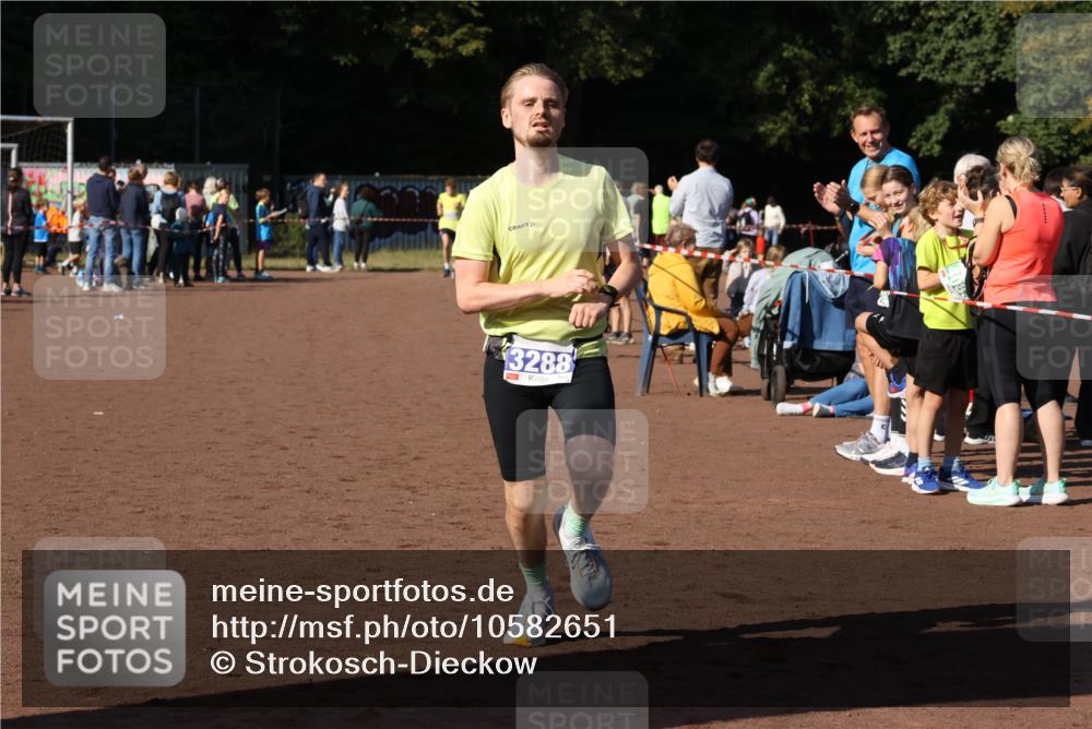 27.09.2026 - 35. Volkslauf durch das schöne Alstertal Strokosch-Dieckow http://msf.ph/oto/10582651 27.09.2026 11:14:48 Ziel 3288, 3385 meine-sportfotos.de