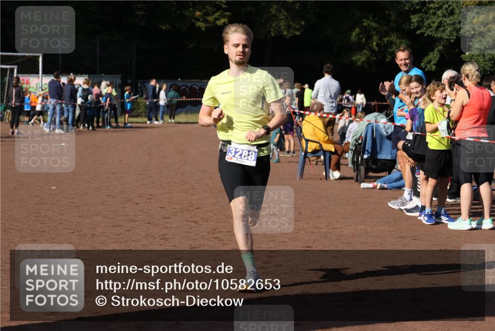 27.09.2026 - 35. Volkslauf durch das schöne Alstertal Strokosch-Dieckow http://msf.ph/oto/10582653 27.09.2026 11:14:48 Ziel 3288, 3385 meine-sportfotos.de