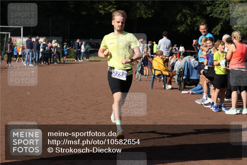 27.09.2026 - 35. Volkslauf durch das schöne Alstertal Strokosch-Dieckow http://msf.ph/oto/10582654 27.09.2026 11:14:48 Ziel 3288, 3385 meine-sportfotos.de