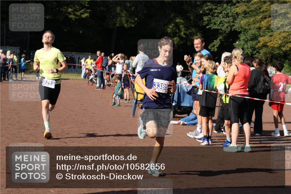 27.09.2026 - 35. Volkslauf durch das schöne Alstertal Strokosch-Dieckow http://msf.ph/oto/10582656 27.09.2026 11:14:47 Ziel 3202, 3288, 3385 meine-sportfotos.de