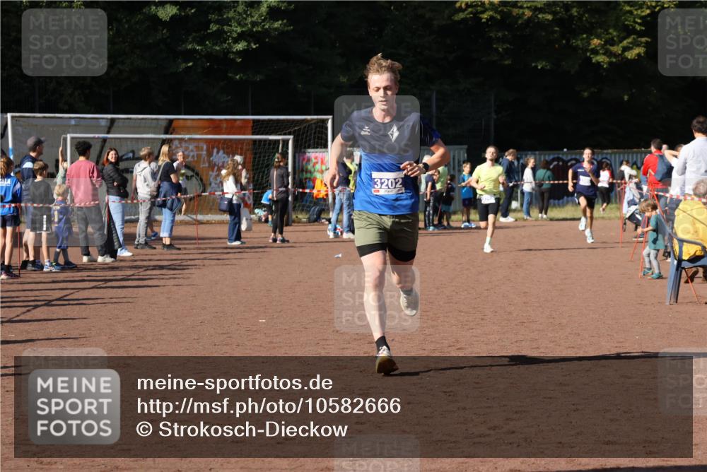 27.09.2026 - 35. Volkslauf durch das schöne Alstertal Strokosch-Dieckow http://msf.ph/oto/10582666 27.09.2026 11:14:41 Ziel 3202, 3288, 3385 meine-sportfotos.de