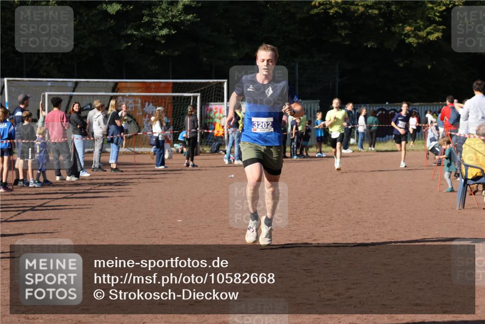 27.09.2026 - 35. Volkslauf durch das schöne Alstertal Strokosch-Dieckow http://msf.ph/oto/10582668 27.09.2026 11:14:41 Ziel 3202, 3288, 3385 meine-sportfotos.de