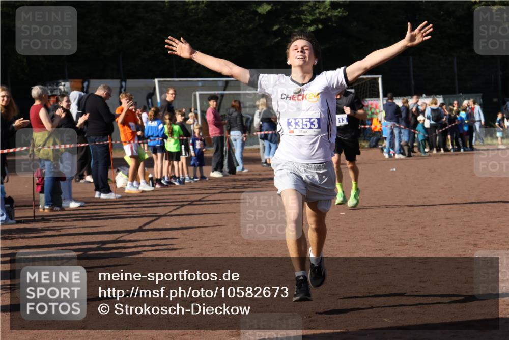 27.09.2026 - 35. Volkslauf durch das schöne Alstertal Strokosch-Dieckow http://msf.ph/oto/10582673 27.09.2026 11:14:09 Ziel 3013, 3353 meine-sportfotos.de