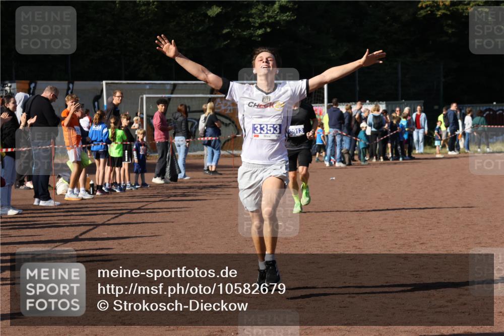 27.09.2026 - 35. Volkslauf durch das schöne Alstertal Strokosch-Dieckow http://msf.ph/oto/10582679 27.09.2026 11:14:08 Ziel 3013, 3353 meine-sportfotos.de