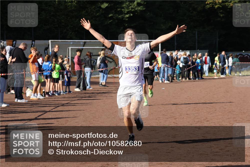 27.09.2026 - 35. Volkslauf durch das schöne Alstertal Strokosch-Dieckow http://msf.ph/oto/10582680 27.09.2026 11:14:08 Ziel 3013, 3353 meine-sportfotos.de