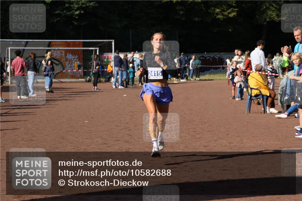 27.09.2026 - 35. Volkslauf durch das schöne Alstertal Strokosch-Dieckow http://msf.ph/oto/10582688 27.09.2026 11:13:47 Ziel 2415 meine-sportfotos.de