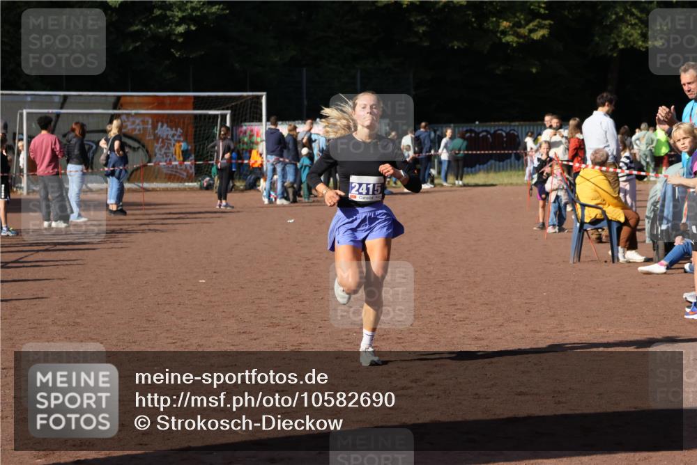 27.09.2026 - 35. Volkslauf durch das schöne Alstertal Strokosch-Dieckow http://msf.ph/oto/10582690 27.09.2026 11:13:47 Ziel 2415 meine-sportfotos.de