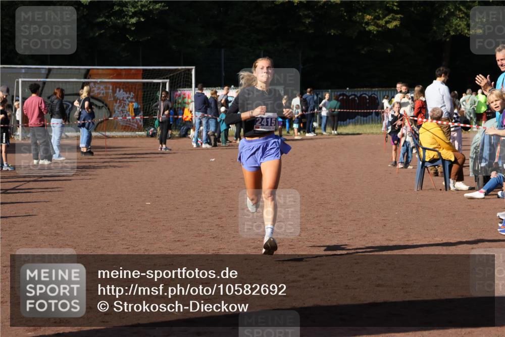 27.09.2026 - 35. Volkslauf durch das schöne Alstertal Strokosch-Dieckow http://msf.ph/oto/10582692 27.09.2026 11:13:46 Ziel 2415 meine-sportfotos.de