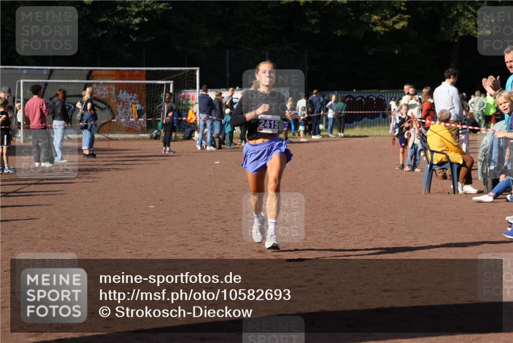 27.09.2026 - 35. Volkslauf durch das schöne Alstertal Strokosch-Dieckow http://msf.ph/oto/10582693 27.09.2026 11:13:46 Ziel 2415 meine-sportfotos.de