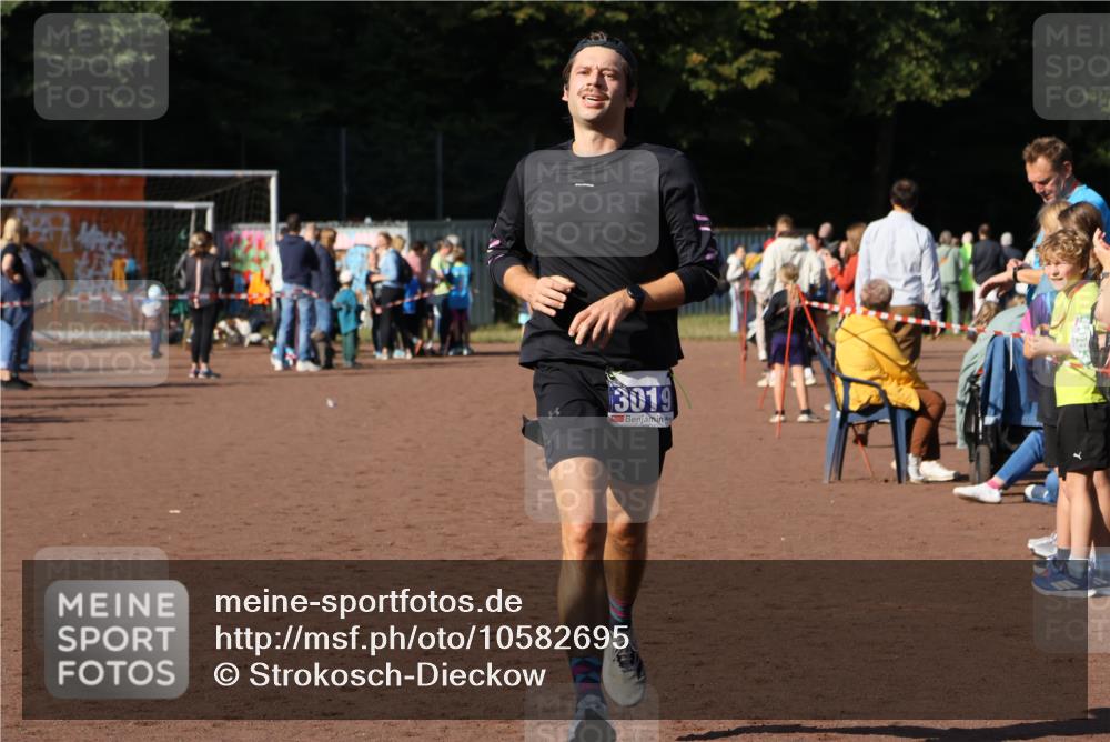 27.09.2026 - 35. Volkslauf durch das schöne Alstertal Strokosch-Dieckow http://msf.ph/oto/10582695 27.09.2026 11:13:32 Ziel 2416, 3019, 3235 meine-sportfotos.de